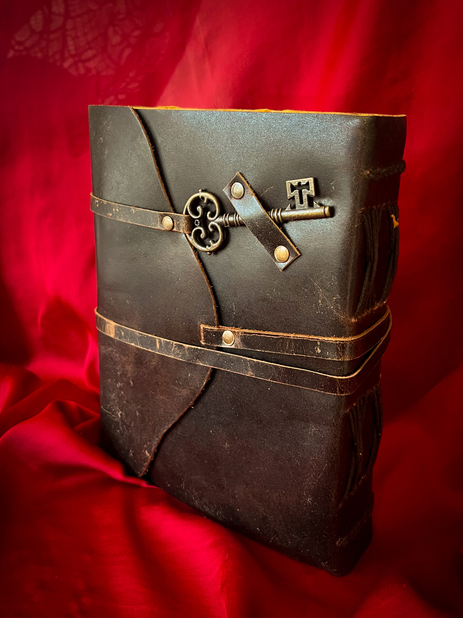 Läderbunden anteckningsbok med nyckel